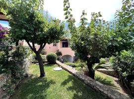 Casa Souad, a cheerful and charming beach view 2 bedroom house and free parking, hotel in Porto San Paolo