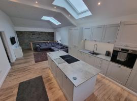 Beautiful 2 bedroom home with private bar below, lággjaldahótel í Ystradgynlais