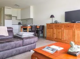 2 Bedroom Cozy Apartment In Oostende