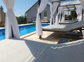 Villa Marija with heated pool โรงแรมที่มีที่จอดรถในTrilj