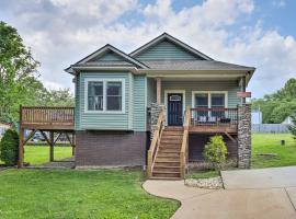 Sun-Dappled Home, 3 Mi to Biltmore Estate!, Landhaus in Asheville