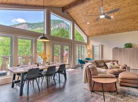 Unique Chimney Rock Home with Breathtaking View, holiday home in Lake Lure
