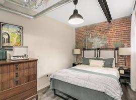 Luxury Downtown Loft Studio Fifty Nine 18 Pets, hotel perto de Aeroporto Internacional Coleman A. Young - DET, Detroit