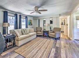 Quiet Cloudcroft Cabin with Porch and Gas Grill!, Hotel in Cloudcroft