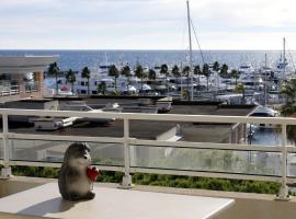 Standing vue mer entre Cannes et Antibes, hotel de playa en Golfe-Juan