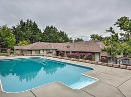 Stunning Medford Escape with Panoramic Views!, hotel met jacuzzi's in Medford
