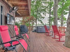 Waterfront Lake Ozark Home with Private Dock!, hotel amb jacuzzi a Lake Ozark