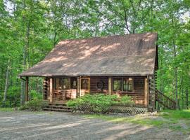 Serene Brevard Cabin about 7 Miles to State Forest!、ブレバードの駐車場付きホテル