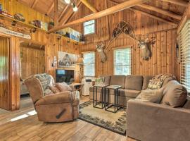 Cozy Wisconsin Getaway with Dock and Lake Access!, biệt thự ở Sayner