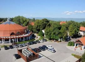 Konferencia és Családi Hotel Balatonszárszó, hotel v destinaci Balatonszárszó