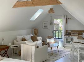 Studio cosy avec coin jardin, hotel dicht bij: Luchthaven Dinard Bretagne - DNR, 
