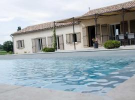 Villa climatisée avec piscine CHAUFFÉE au cœur du massif d'Uchaux , calme absolu !，Mondragon的飯店