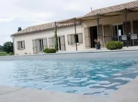 Villa climatisée avec piscine CHAUFFÉE au cœur du massif d'Uchaux , calme absolu !