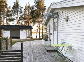 Awesome Home In Vikbolandet With 3 Bedrooms And Wifi, stuga i Arkösund