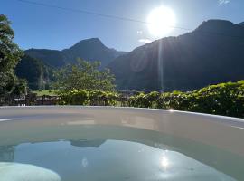 Romantic private superior Swiss Chalet with Hottub, hotel i Lungern