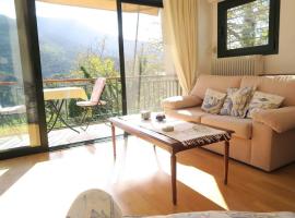 Beautiful mountain view house with fireplace, casa a Dhirrákhion