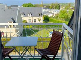 Apt avec belle terrasse vue dégagée séjour lumineux 10 mn à pied centre Port en Bessin proche Bayeux et Omaha Beach, apartment in Port-en-Bessin-Huppain