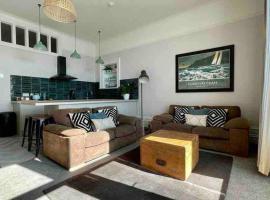 Westbay Seafront Apartment, hotel in Oban