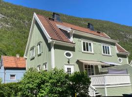 Sentral tomannsbolig ved park, Rjukan, hotell i Rjukan