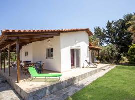 Vicki's house 2-bedroom with yard and garden, hotel em Ialyssos