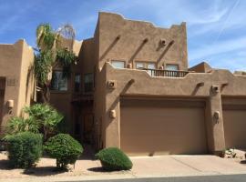 3 En Suite Bedrooms!! Spacious 2-story townhome with pool and spa + 2-car garage, vacation home in Mesa