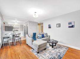 Bright 2BR Duplex - Mins Away From Uptown Charlotte, vacation home in Charlotte