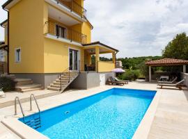 MAVI accommodations - Villa Pistine - with private pool for 8 near Rovinj，羅維尼的有停車位的飯店