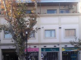 Departamento San Rafael - Sobre Paseo Chile: San Rafael, San Martin central square yakınında bir otel