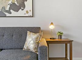 Homey 3BR Apt with Comfy Living Room - Bell 2G, kuća za odmor ili apartman u Chicagu