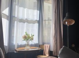 Salt Life Getaway, hotel in Brighton & Hove