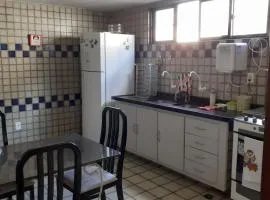 Apto que comporta até 12 pessoas