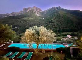 Medieval mountain setting with private garden, casa per le vacanze a Colletta
