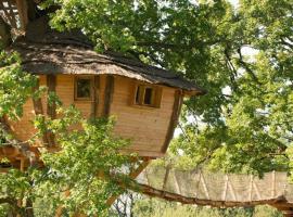 Cabane Perchée dans les Arbres, alojamento para férias em Saint-Hilaire-en-Morvan