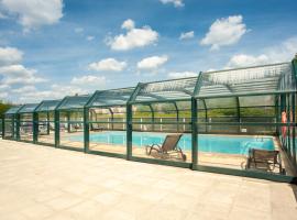 Vacancéole - Le Duguesclin, hotel amb piscina a Dinan