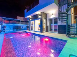 New villa with rooftop terrace and pool، فندق مع موقف سيارات في Daya Nueva
