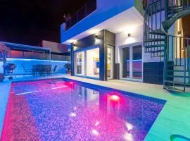 New villa with rooftop terrace and pool