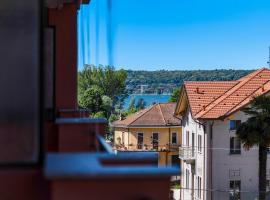 Iris Apartment Lago Maggiore, hotel v destinaci Angera