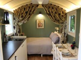 The Kestrel Shepherd Hut, Whitehouse Farm, pet-friendly hotel in Stowmarket