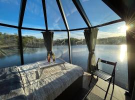 Viesnīca Aurora Hut - luksusmajoitus iglu tunturilammella Pohjois-Lapissa Nuorgamissa pilsētā Nuorgam