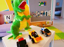Legoland-Happy Wonder Love Suite-Elysia- Max8pax-with Garden-Pool view, ξενοδοχείο σε Nusajaya