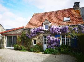 Maison Normande proche de la mer et des lieux touristiques, rumah kotej di Quettehou