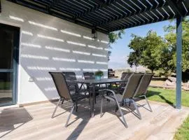 אצל אהרונ'ק Aronek's Place