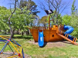 Self-Sufficient Cottages at Even'tide Resort, resort em Wellfleet
