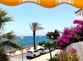 Villa Jo - stunning front line beach house., hotel di L'Ametlla de Mar