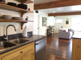 Adorable Home on the Park 10 Miles South of Eugene, hotel with parking in Creswell
