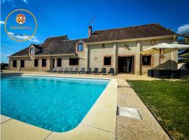 Villa festive HOMAZING piscine privée 1h de Paris, מלון עם חניה בChantecoq