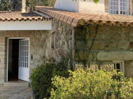 Lovely 6-Bed Cottage in Barcelos - Vila Cova, hotel with parking in Barcelos