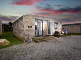 Wheal Prosper- Beautifully Fitted Wooden Lodge Helston Cornwall: Helston şehrinde bir otel