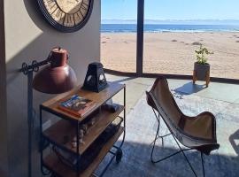 Dolphin Beach Villa at 138 Oystercatcher, Swakopmund, hotel in Rand Rifles