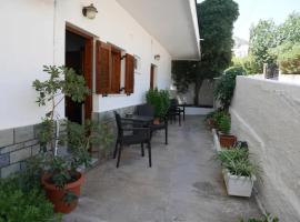 Chrysoula’s Welcoming Triple Room with Yard, pet-friendly hotel in Monemvasia
